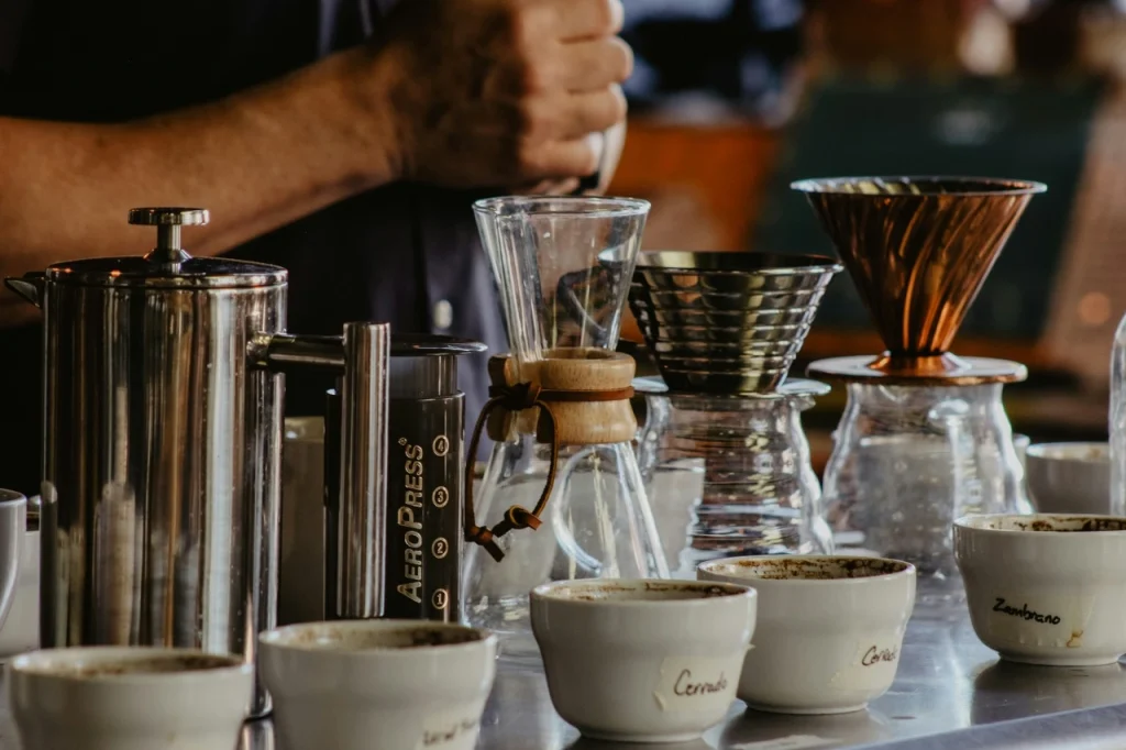 kahvitasting Erilaisia kahvinvalmistusmenetelmiä AeroPressillä ja suodatinkahvivälineillä