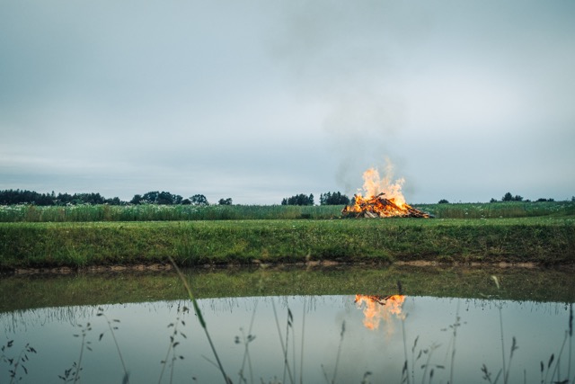 Joninių tradicijos Dega didelis Joninių laužas šalia ežero