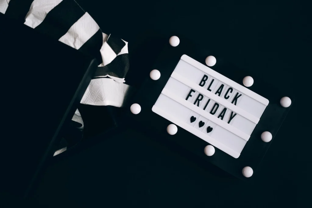 Tablica z napisem „Black Friday” na czarnym tle, nawiązująca do informacji o tym, kiedy jest Black Friday.
