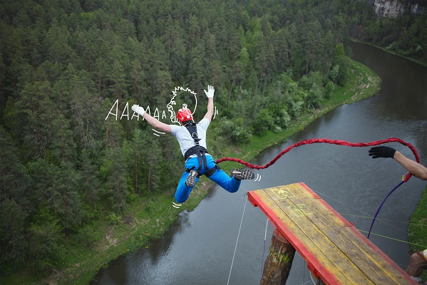 Skok na bungee, widok z góry, skok nad wodą