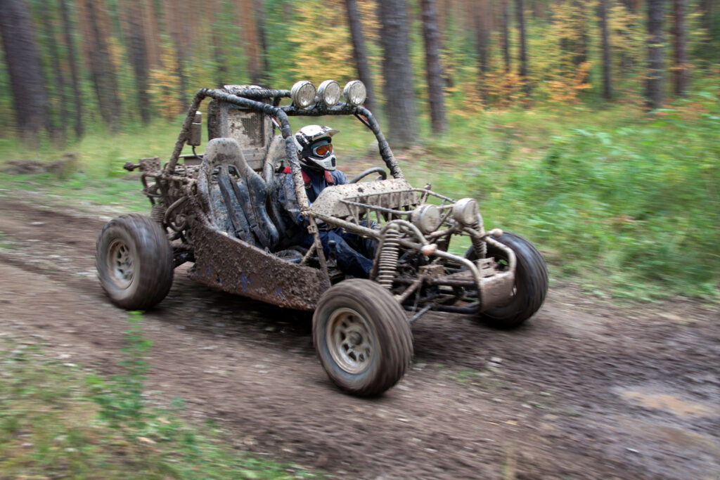 Jazda offrodowa buggy w lesie.