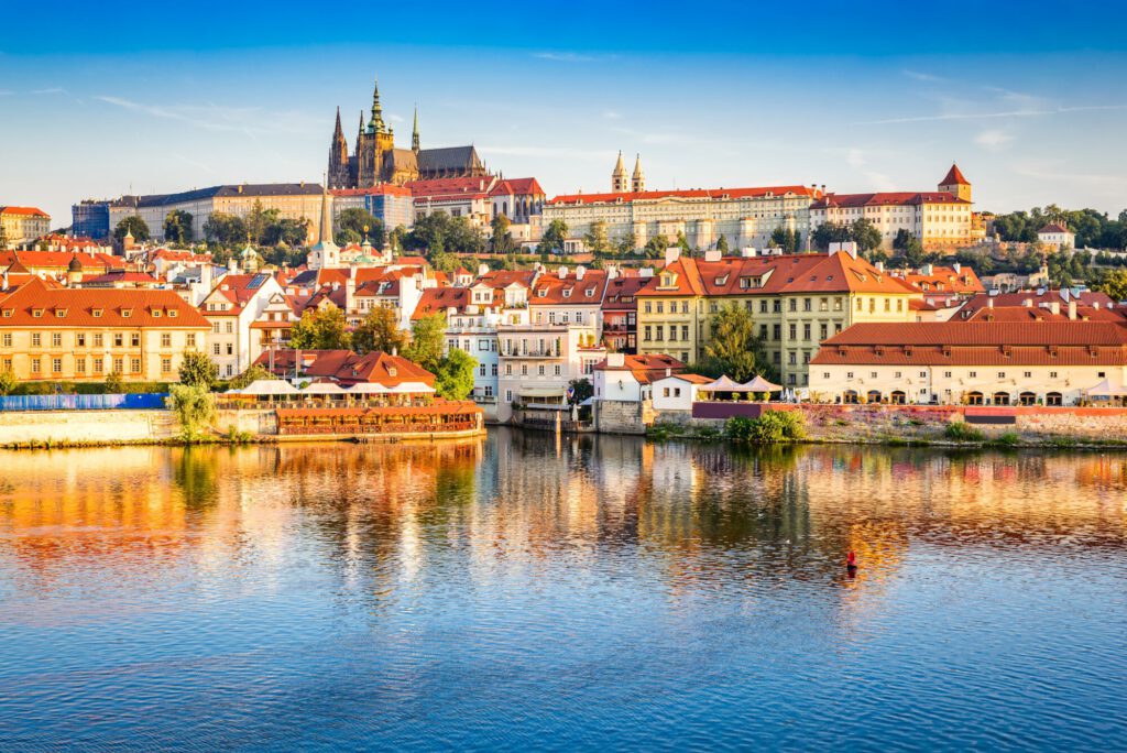 Widokówka z obrazem starego miasteczka nad wodą.