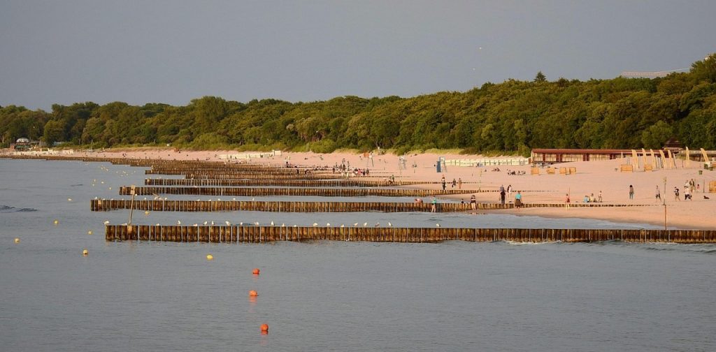Co zabrać nad morze z dziećmi - plaża nad Bałtykiem i falochrony