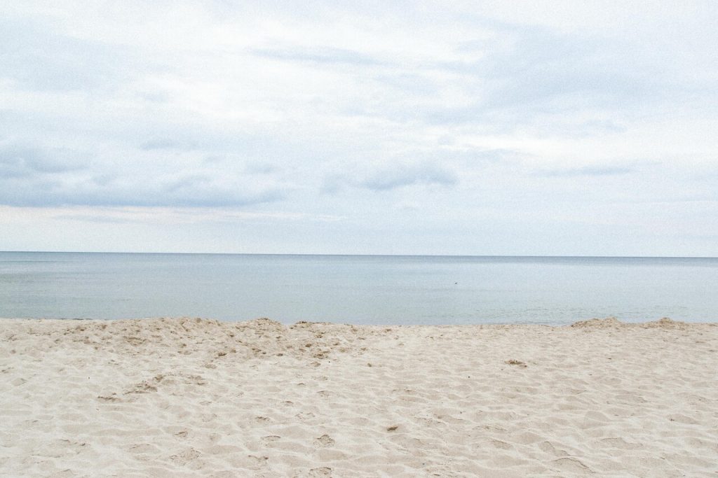 Gdzie jest najtaniej nad polskim morzem - widok spokojnej plaży nad Morzem Bałtyckim, w małej wsi w Polsce.