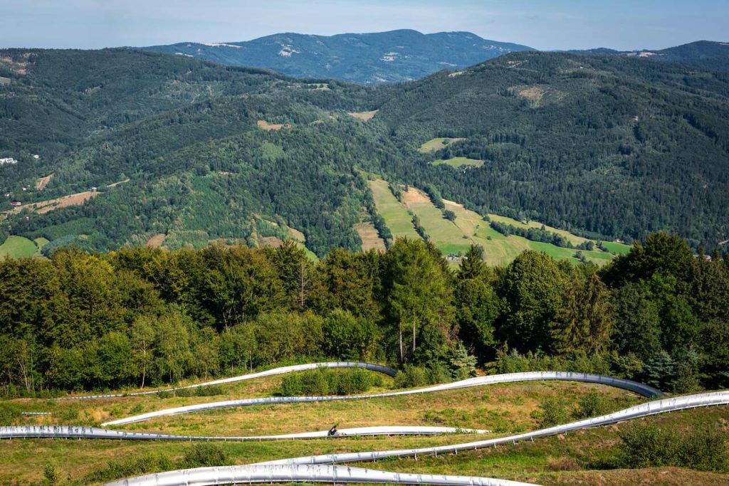 Beskid Śląski - Letni Tor Saneczkowy na Czantorii w Ustroniu, widok na góry, lato