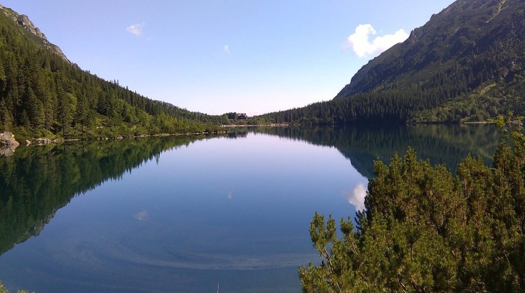 Morskie Oko w Tatrach - najpopularniejsze miejsce na wyjście w góry z dziećmi, lato