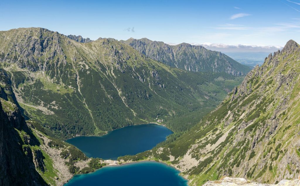 Szlaki górskie w Polsce - widok na Morskie Oko z buli pod Rysami, lato