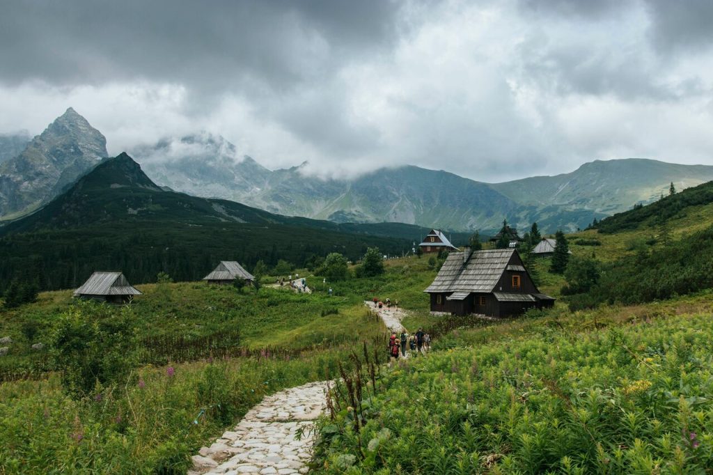 Szlaki górskie w Tatrach, bacówki, w tle góry za chmurami