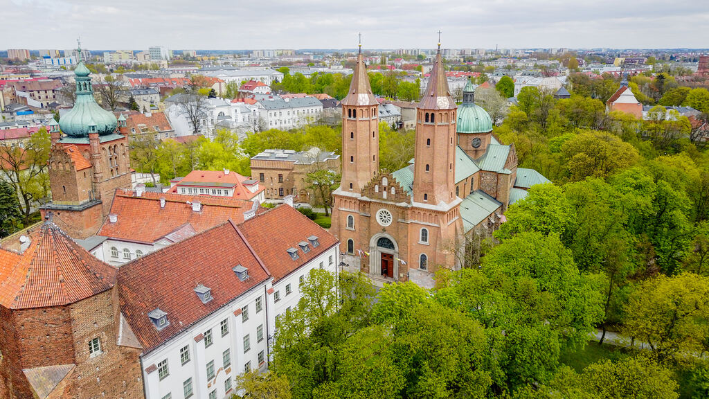 Panorama historycznego centrum miasta z katedrą otoczoną zielenią – doskonały kierunek na inspirujący city break w Polsce.