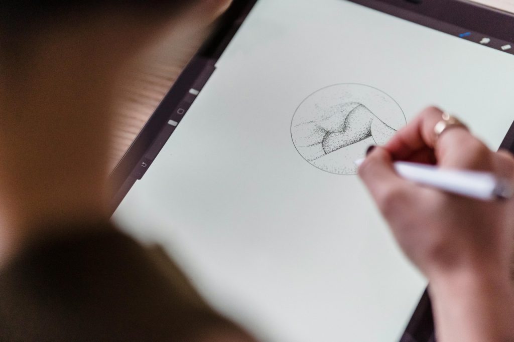 Prezent dla grafika – rysowanie ilustracji na tablecie graficznym podczas pracy twórczej.