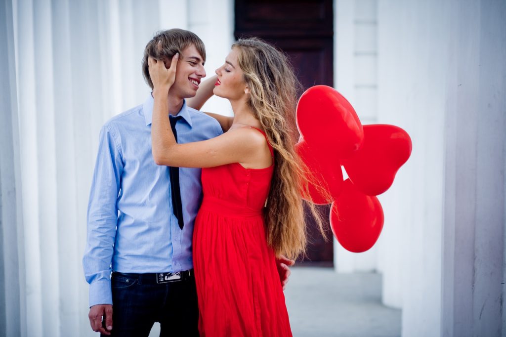 Zwyczaje walentynkowe – zakochana para celebruje wspólne chwile.