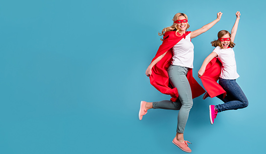 Dzień Mamy 2026 – mama i dziecko skaczą radośnie na niebieskim tle, wspólne świętowanie 26 maja.