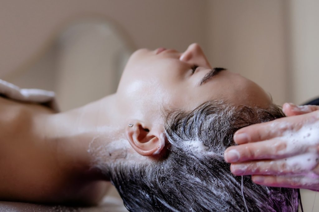 Head spa, czyli relaksacyjny zabieg pielęgnacji skóry głowy z masażem, pianą i oczyszczaniem włosów.
