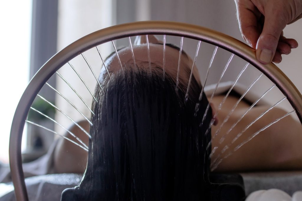 Head spa, czyli odprężający zabieg pielęgnacyjny na skórę głowy i włosy z masażem oraz spłukiwaniem pod strumieniem wody.