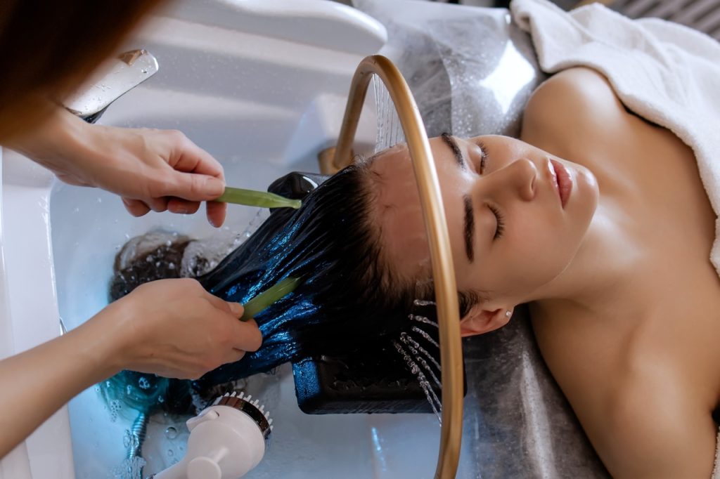 Head spa, czyli relaksacyjny zabieg pielęgnacji skóry głowy z masażem i spłukiwaniem włosów pod strumieniem wody.