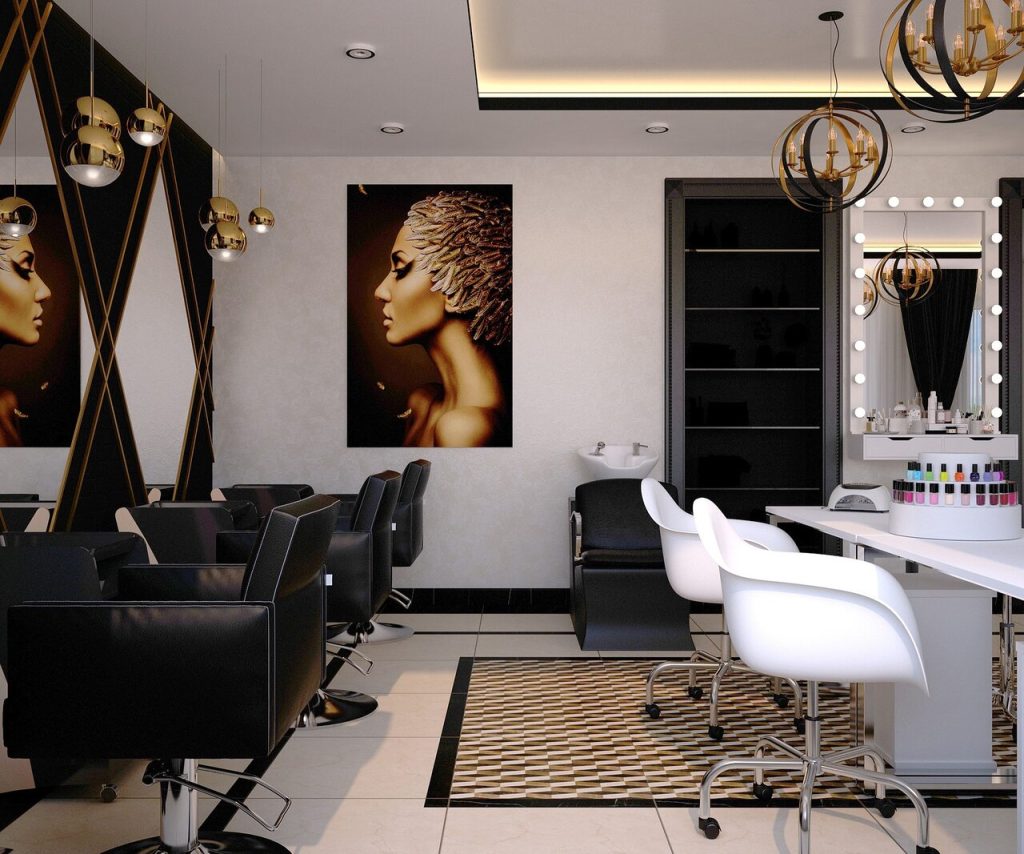 Elegancki salon beauty z fotelami i lustrami jako inspiracja na prezent na otwarcie salonu.