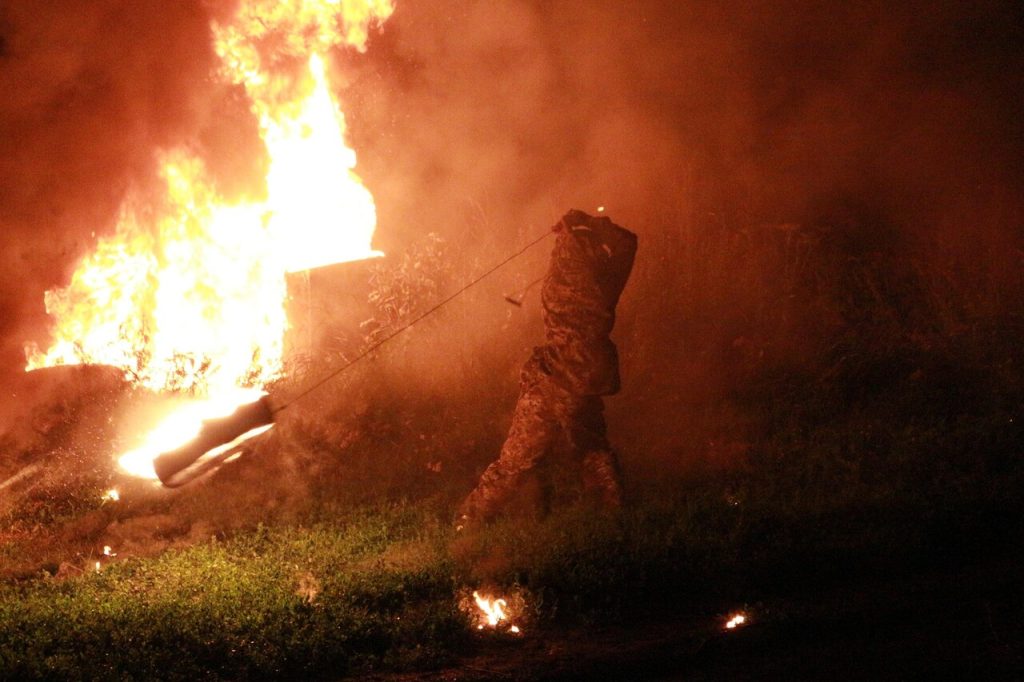 Duże ognisko płonące nocą podczas obchodów Nocy Świętojańskiej.