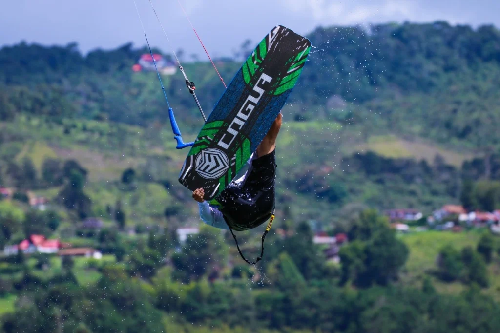 Ekstremalny prezent dla fanów sportów wodnych, czyli widowiskowy lot na kitesurfingu nad wodą.