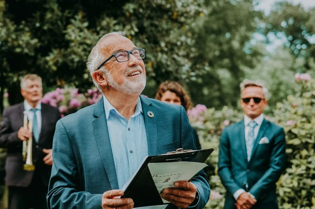 Mistrz ceremonii prowadzący ślub humanistyczny w plenerze.