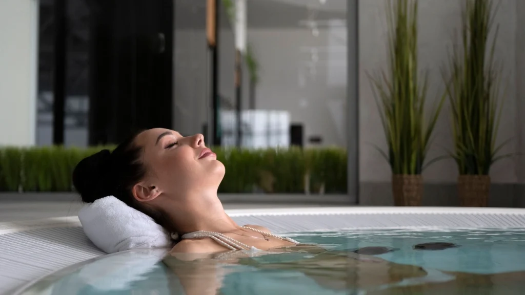 Kobieta relaksująca się w basenie SPA z okazji Dnia Relaksu 15 sierpnia.