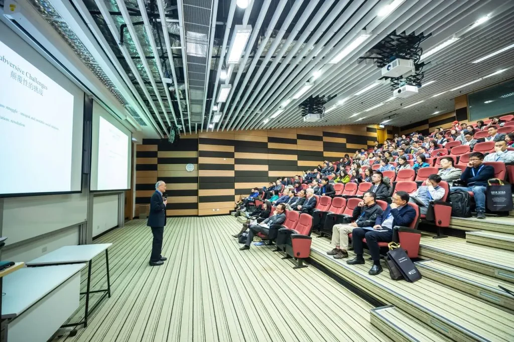 Sala wykładowa pełna studentów podczas zajęć na uczelni, gdzie prezent na zakończenie studiów może być miłym sposobem na uczczenie ważnego etapu edukacji.